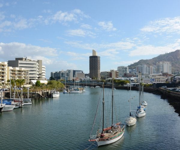 Ross_River_flowing_through_Townsville_CBD